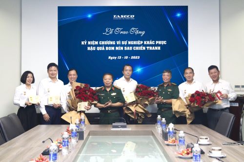 Vinh dự nhận Kỷ niệm chương vì sự nghiệp khắc phục hậu quả bom mìn sau chiến tranh