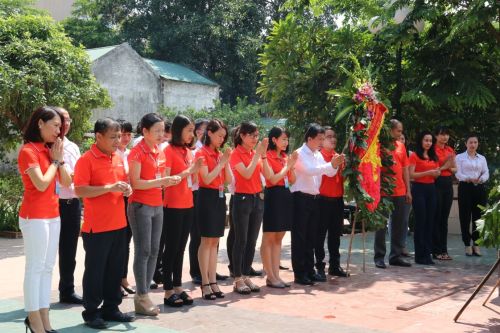 Lễ dâng hương tại Đài Tưởng Niệm Liệt Sĩ Xuân Đỉnh