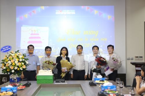 Rộn ràng tiệc mừng sinh nhật cán bộ, nhân viên quý II/2017