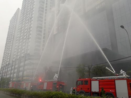 Diễn tập chữa cháy, cứu nạn người mắc kẹt trên tòa nhà cao tầng ở quận Bắc Từ Liêm