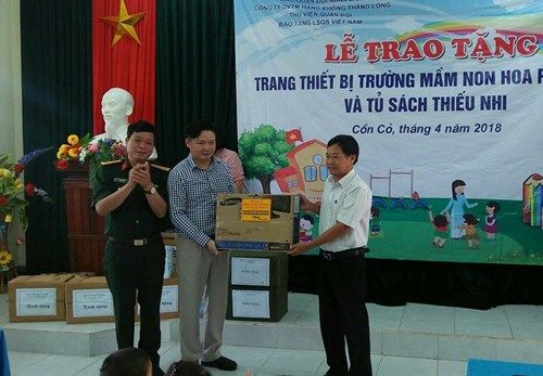 Trao thiết bị phục vụ dạy học tặng Trường Mầm Non Hoa Phong Ba, H.Đảo Cồn Cỏ
