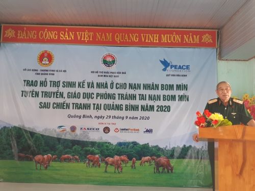 Trao hỗ trợ sinh kế cho nạn nhân bom mìn và tặng quà cho bà mẹ Việt Nam anh hùng tại tỉnh Quảng Bình