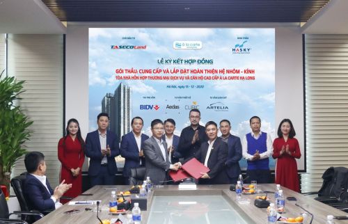 Lễ ký hợp đồng cung cấp và lắp đặt hoàn thiện hệ nhôm-kính dự án tòa nhà hỗn hợp thương mại dịch vụ và căn hộ cao cấp À La Carte Hạ Long