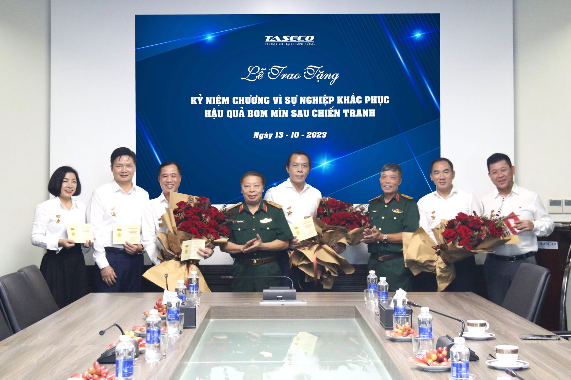 Vinh dự nhận Kỷ niệm chương vì sự nghiệp khắc phục hậu quả bom mìn sau chiến tranh