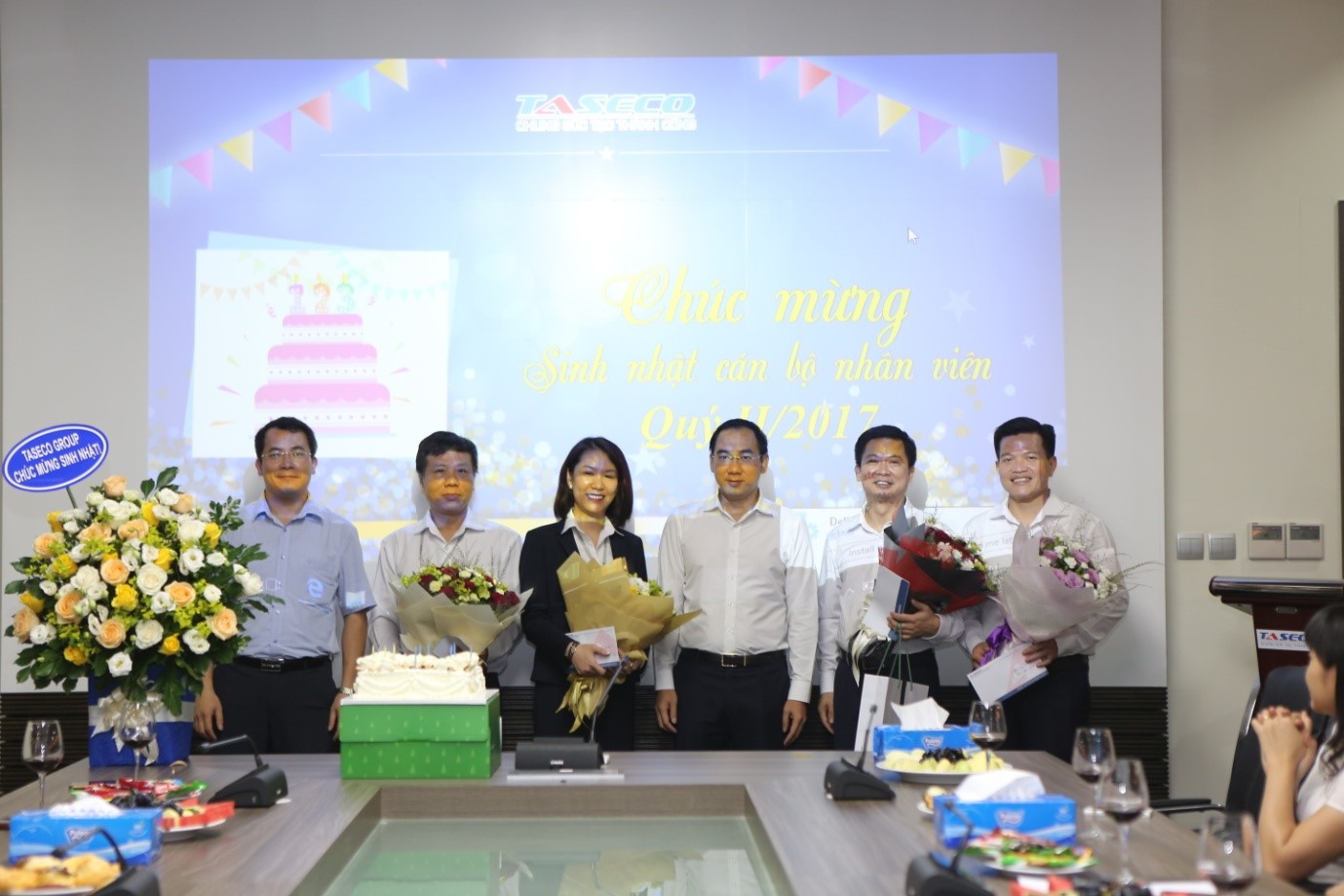 Rộn ràng tiệc mừng sinh nhật cán bộ, nhân viên quý II/2017
