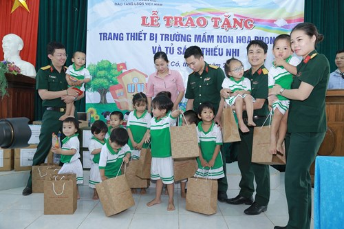 Đoàn công tác tặng quà các cháu học sinh.