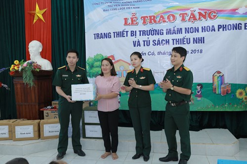 Các cơ sở đoàn Báo Quân đội nhân dân, Thư viện Quân đội, Bảo tàng Lịch sử Quân sự Việt Nam tặng Trường Mầm non Hoa Phong Ba tủ sách thiếu nhi.