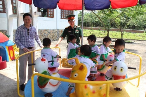 Các cháu học sinh vui chơi trong khu sân chơi do Đoàn Thanh niên Báo Quân đội nhân dân và Đoàn Thanh niên Công ty Cổ phần dịch vụ Hàng không Thăng Long trao tặng.