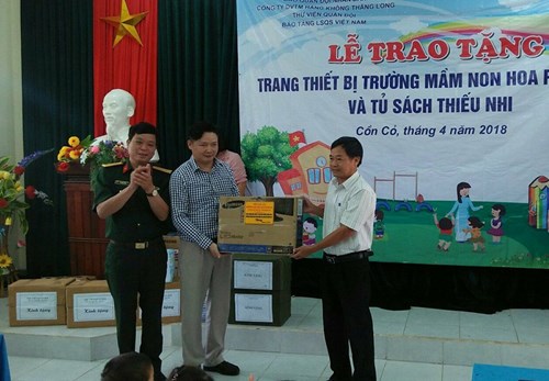 Trao thiết bị phục vụ dạy học tặng Trường Mầm Non Hoa Phong Ba, H.Đảo Cồn Cỏ