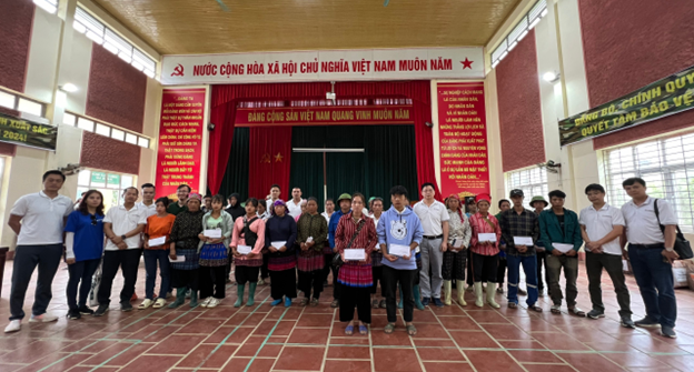 Đoàn công tác Taseco trao tặng tiền mặt và các đồ dùng thiết yếu cho 38 hộ gia đình bị thiệt hại nặng nề tại xã A Lù, huyện Bát Xát, tỉnh Lào Cai