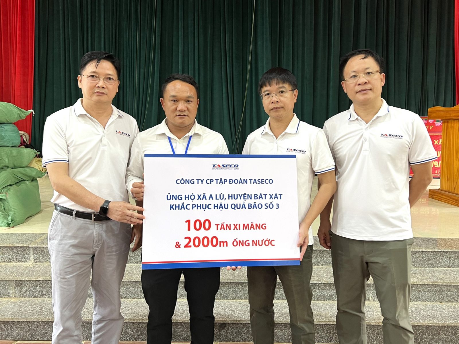 Đại diện Taseco trao ủng hộ xã A Lù, huyện Bát Xát, tỉnh Lào Cai 100 tấn xi măng và 2000m ống nước để khắc phục đường nước sinh hoạt, giúp đỡ bà con đi lại an toàn, thuận tiện hơn