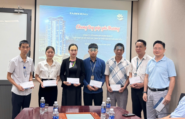 Ông Nguyễn Quang Huy – Chủ tịch Công đoàn Taseco Group trao hỗ trợ tới các CBNV Taseco Airs có gia đình bị thiệt hại do cơn bão số 3