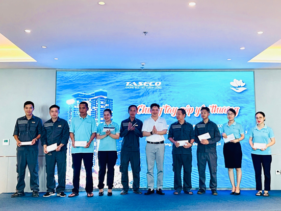 Ông Nguyễn Quang Huy – Chủ tịch Công đoàn Công ty CP Tập đoàn Taseco trao hỗ trợ tới các CBNV bị thiệt hại do cơn bão số 3