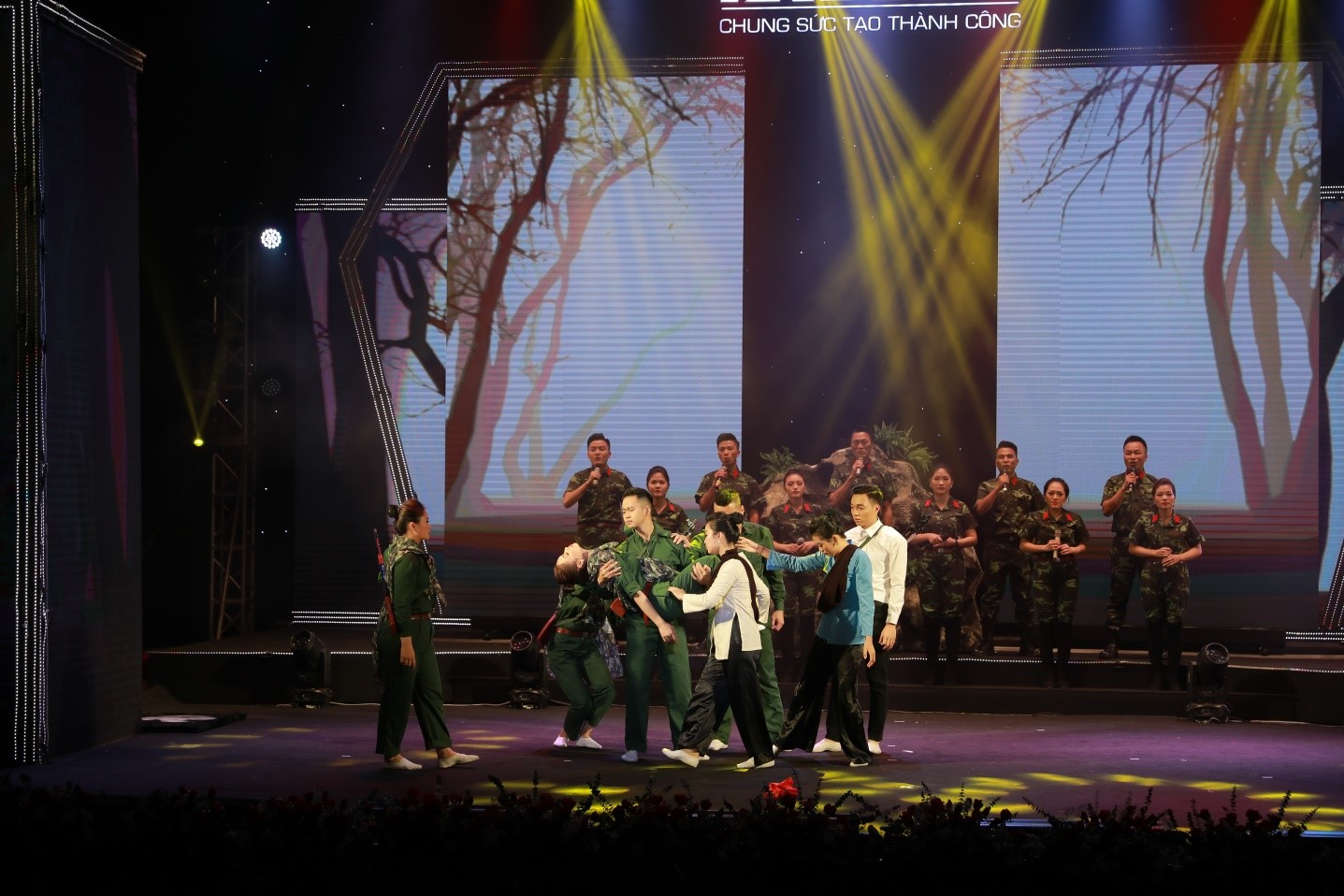 Mashup “Mãi mãi tuổi 20 & Bác đang cùng chúng cháu hành quân” – Công ty Taseco Airs
