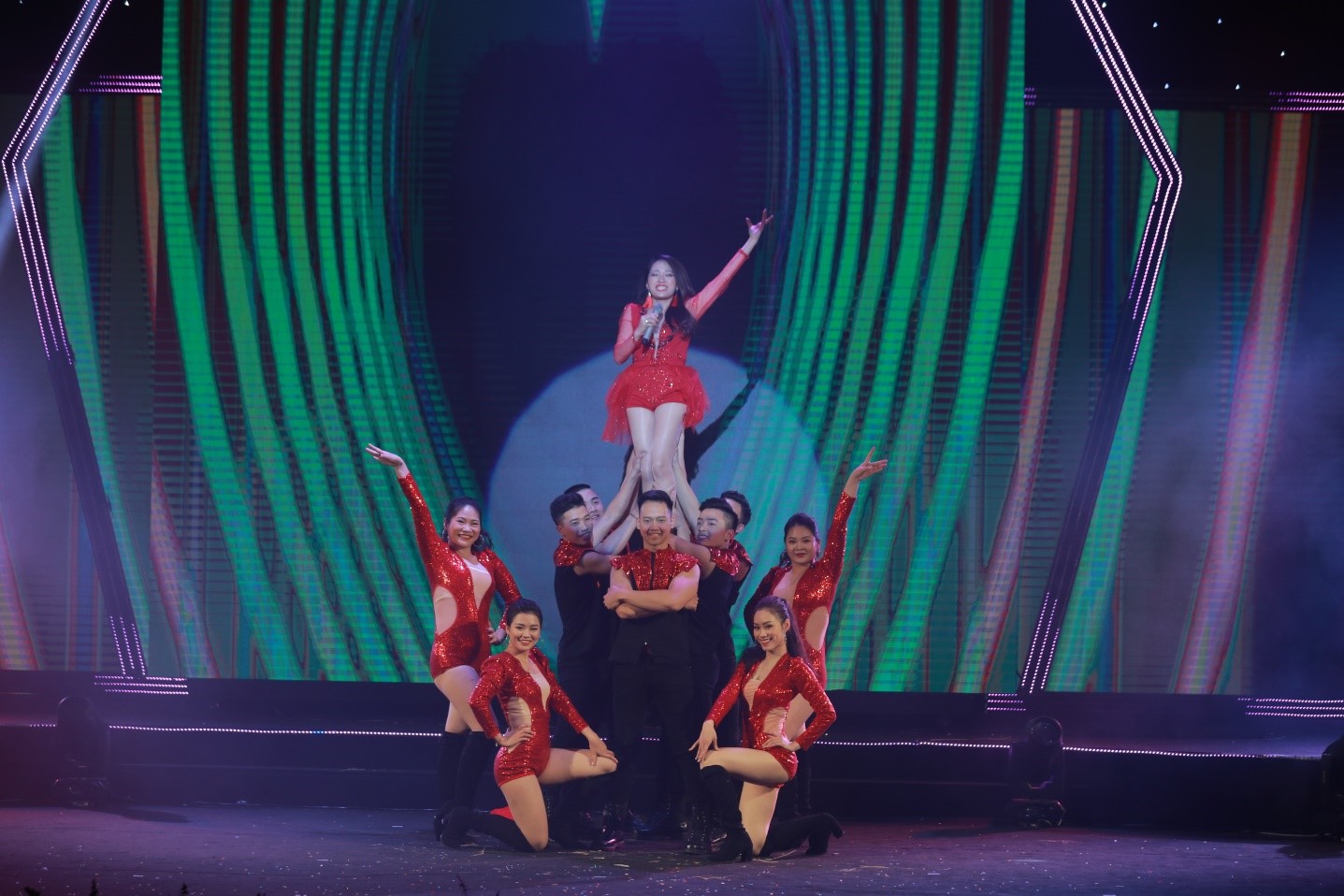 Ca khúc “Hold me tonight & Hot” – Như Quỳnh (Taseco Airs)