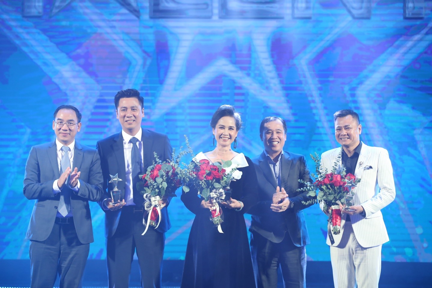 Đại diện Lãnh đạo Công ty Taseco trao tặng kỷ niệm chương tri ân các thành viên BGK