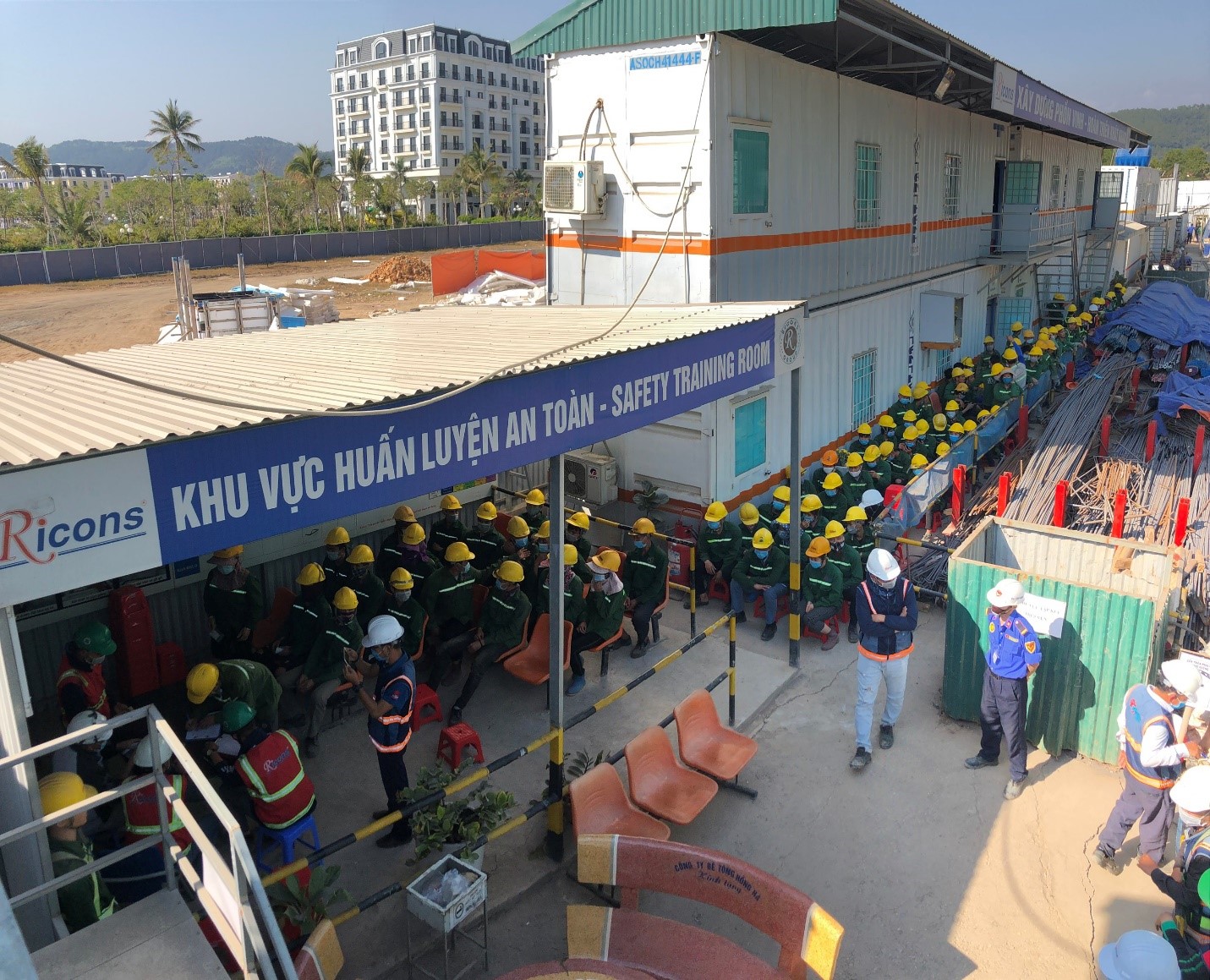 Cán bộ, công nhân viên được nghỉ đến hết Mùng 5 Tết, ai ai cũng háo hức mong được trở về đoàn tụ với gia đình sau khoảng thời gian lao động miệt mài