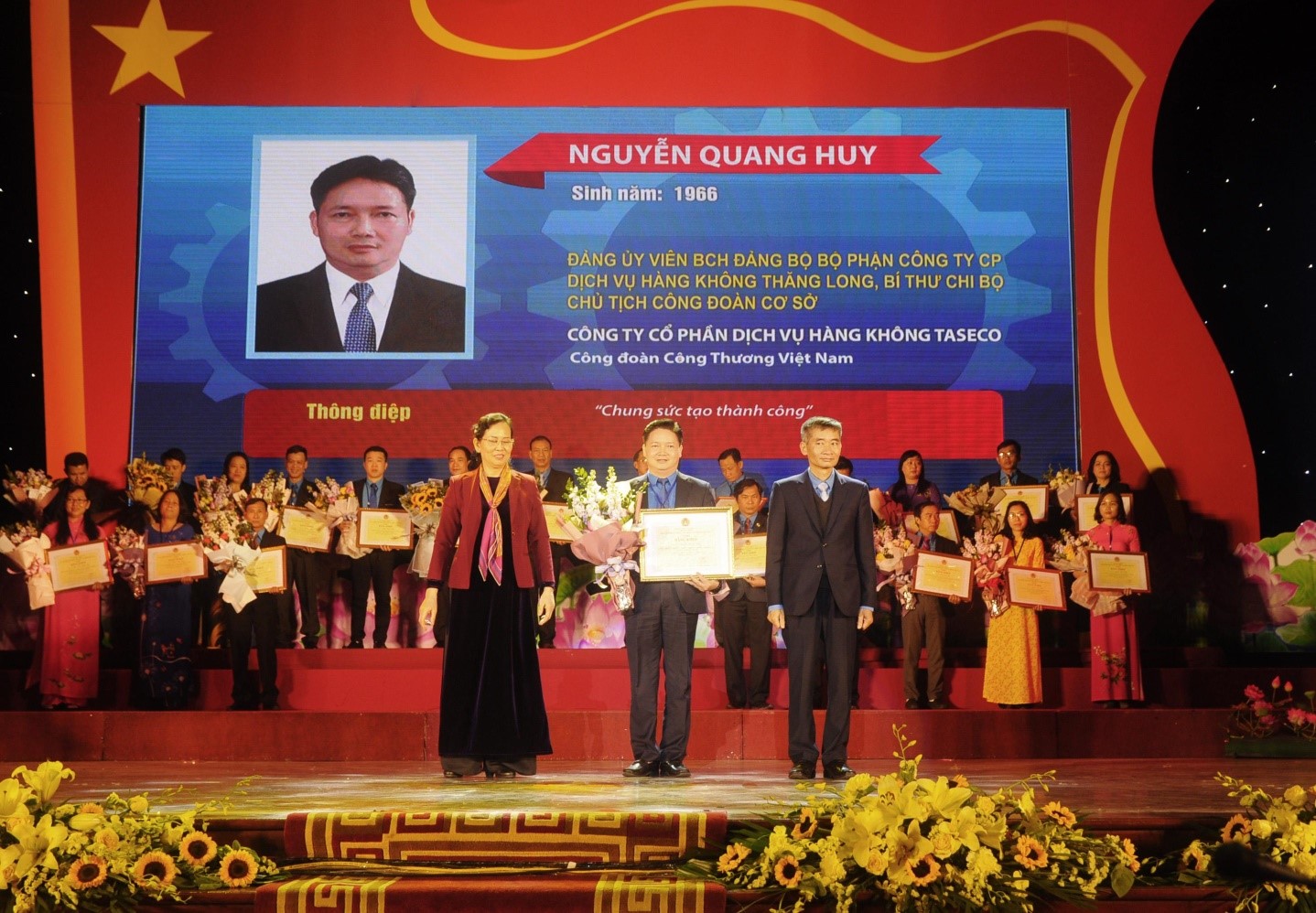 Ông Nguyễn Quang Huy (đứng giữa) đón nhận Bằng khen của Ban chấp hành Tổng liên đoàn Lao động Việt Nam