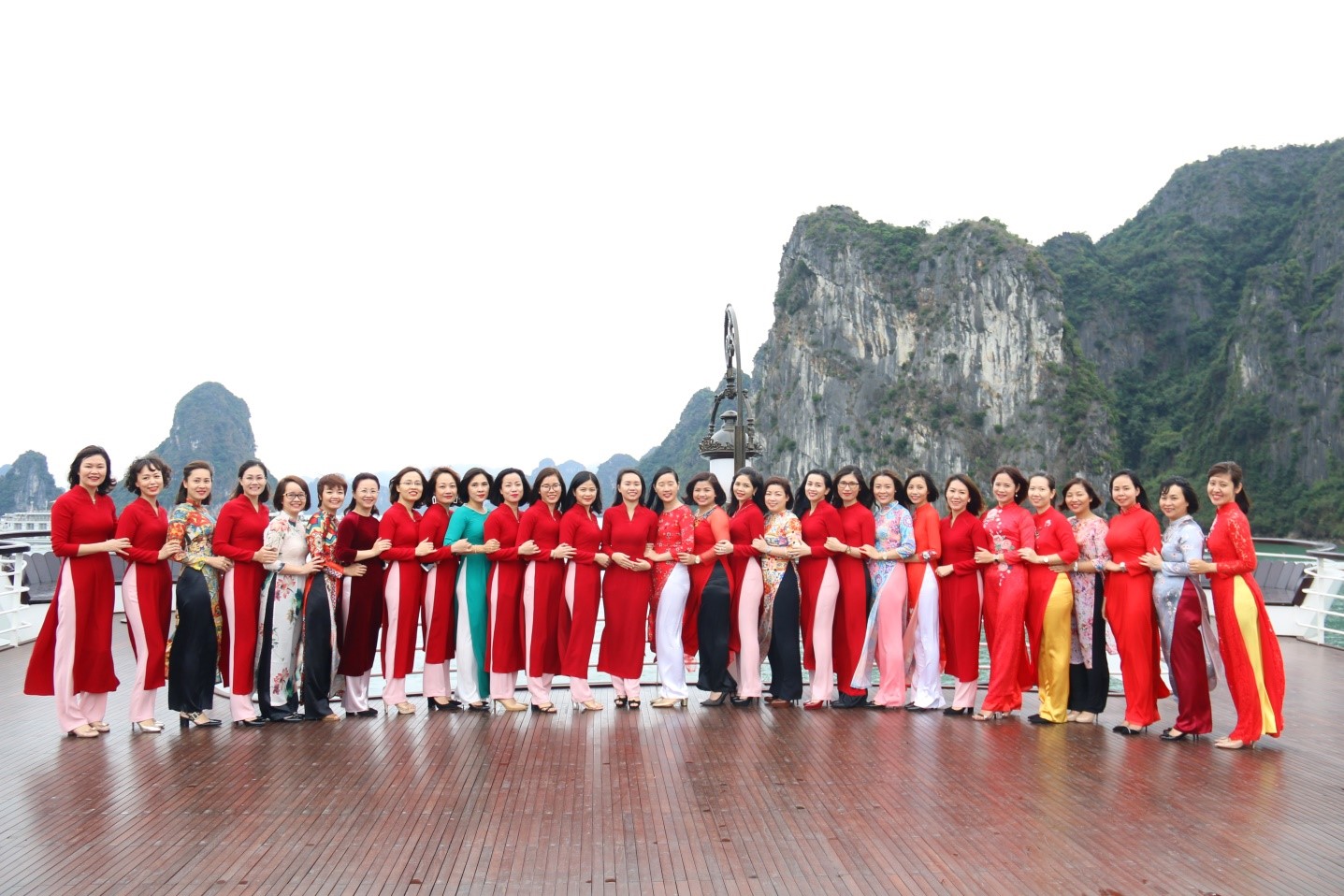 Tập thể nữ cán bộ các công ty lưu lại hình ảnh đẹp nhân dịp 3 miền Bắc-Trung-Nam tụ họp