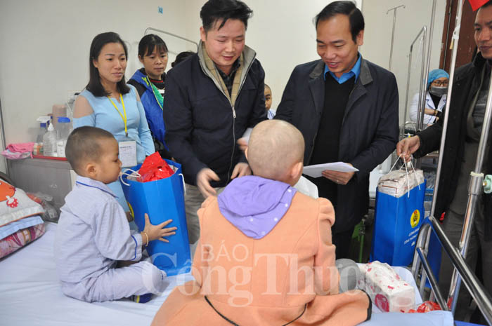 Ông Trần Quang Huy, Chủ tịch CĐCTVN và ông Nguyễn Quang Huy, Chủ tịch Công đoàn Công ty CP Dịch vụ hàng không Thăng Long (Taseco) trao quà cho các bệnh nhi