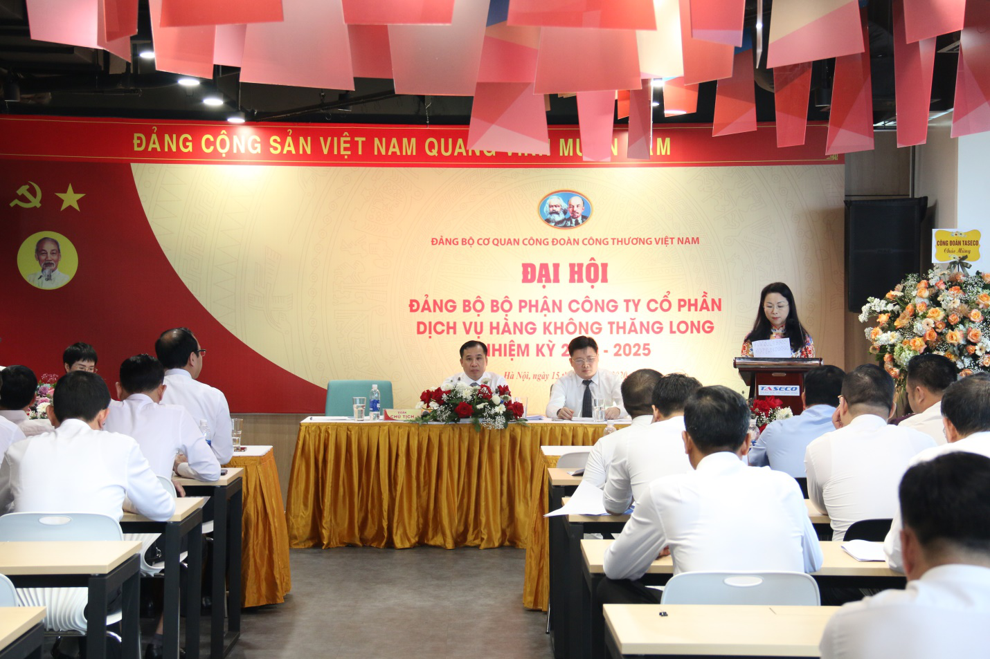 Đ/c Nguyễn Thị Thanh Phương giới thiệu danh sách trích ngang bầu BCH nhiệm kỳ mới