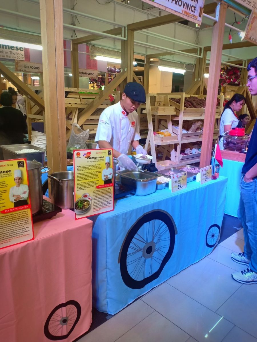 Đầu bếp Taseco Airs đang trình bày món Phở Lucky