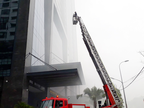 Xe thang tổ chức cứu các nạn nhân đưa xuống đất an toàn