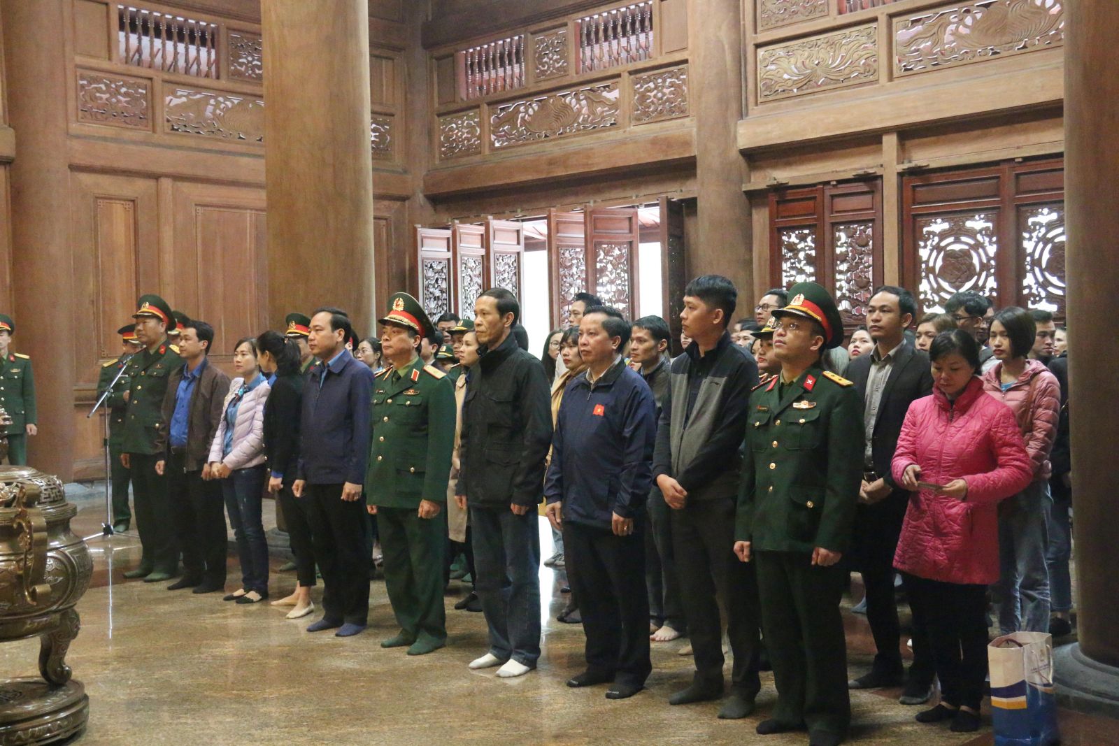 Đoàn làm lễ dâng hương tưởng niệm Bác Hồ tại nhà Tưởng niệm