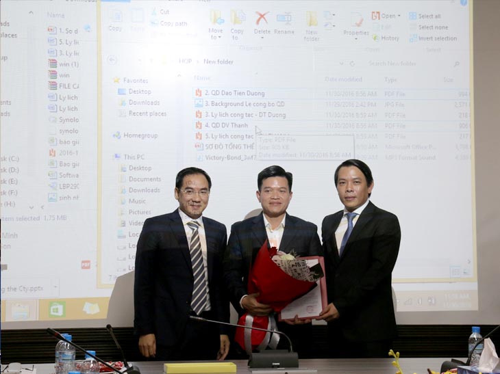 Chủ tịch HĐQT, TGĐ TASECO Group trao quyết định bổ nhiệm và tặng hoa chúc mừng P. TGĐ Đào Tiến Dương