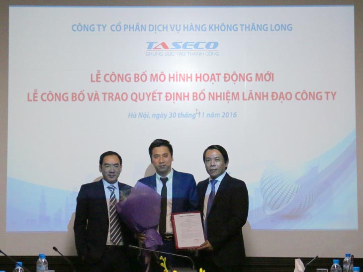 Chủ tịch HĐQT, TGĐ TASECO Group trao quyết định bổ nhiệm và tặng hoa chúc mừng P. TGĐ Đỗ Việt Thanh