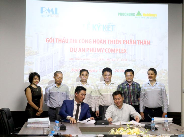 Lễ ký kết giữa ông Đỗ Việt Thanh - Tổng giám đốc PHUMYLAND và ông Trần Huy Tưởng - Tổng giám đốc công ty Phục Hưng