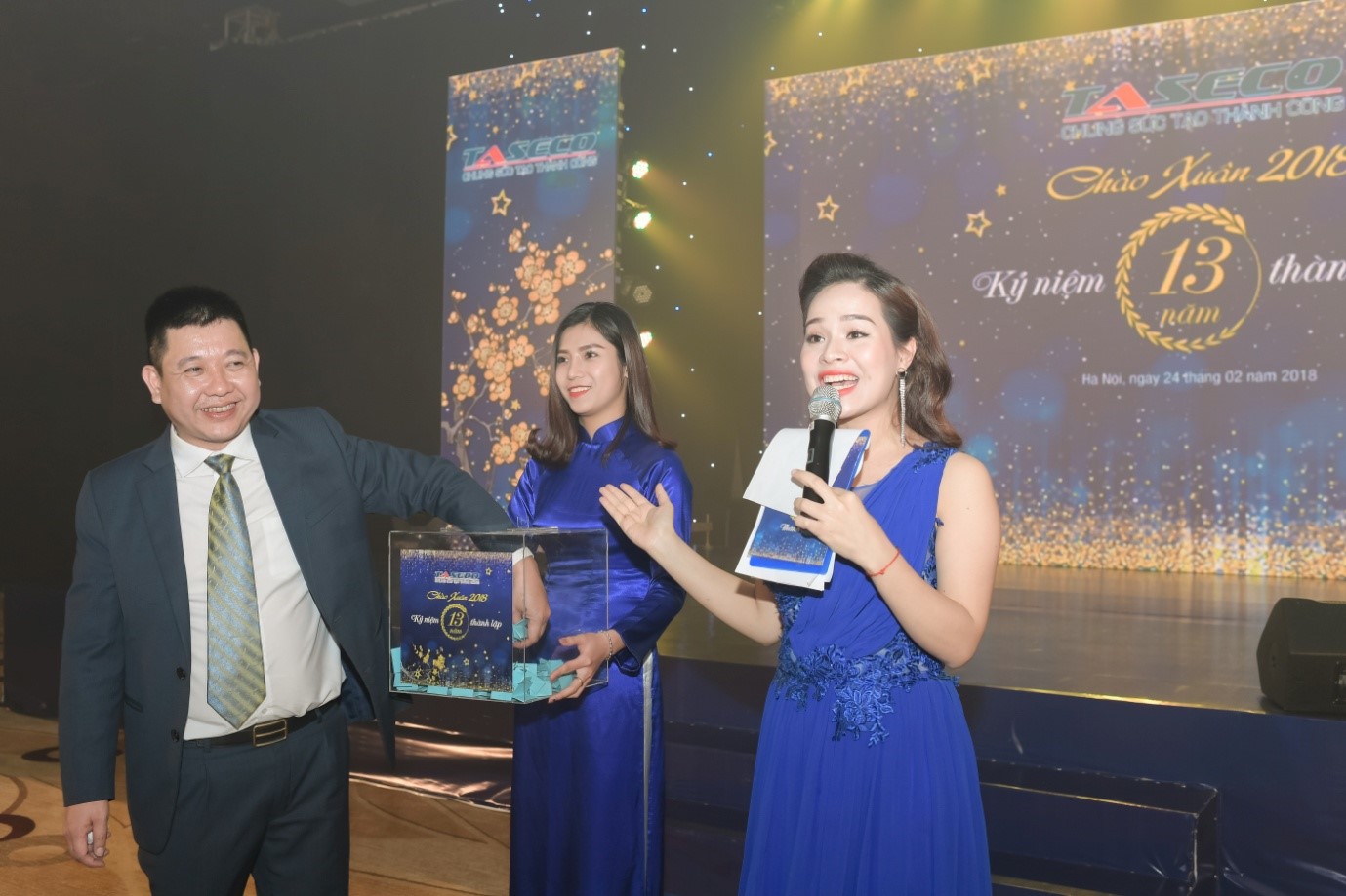 Ông Đỗ Tuấn Anh – Thành viên HĐQT công ty TASECO – chọn lựa ngẫu nhiên 06 chủ nhân của 06 Chỉ vàng Thần Tài.