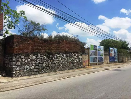 Những bờ tường bao kéo dài của Nhà máy Dệt sắp tới sẽ chỉ còn lại trong ký ức.