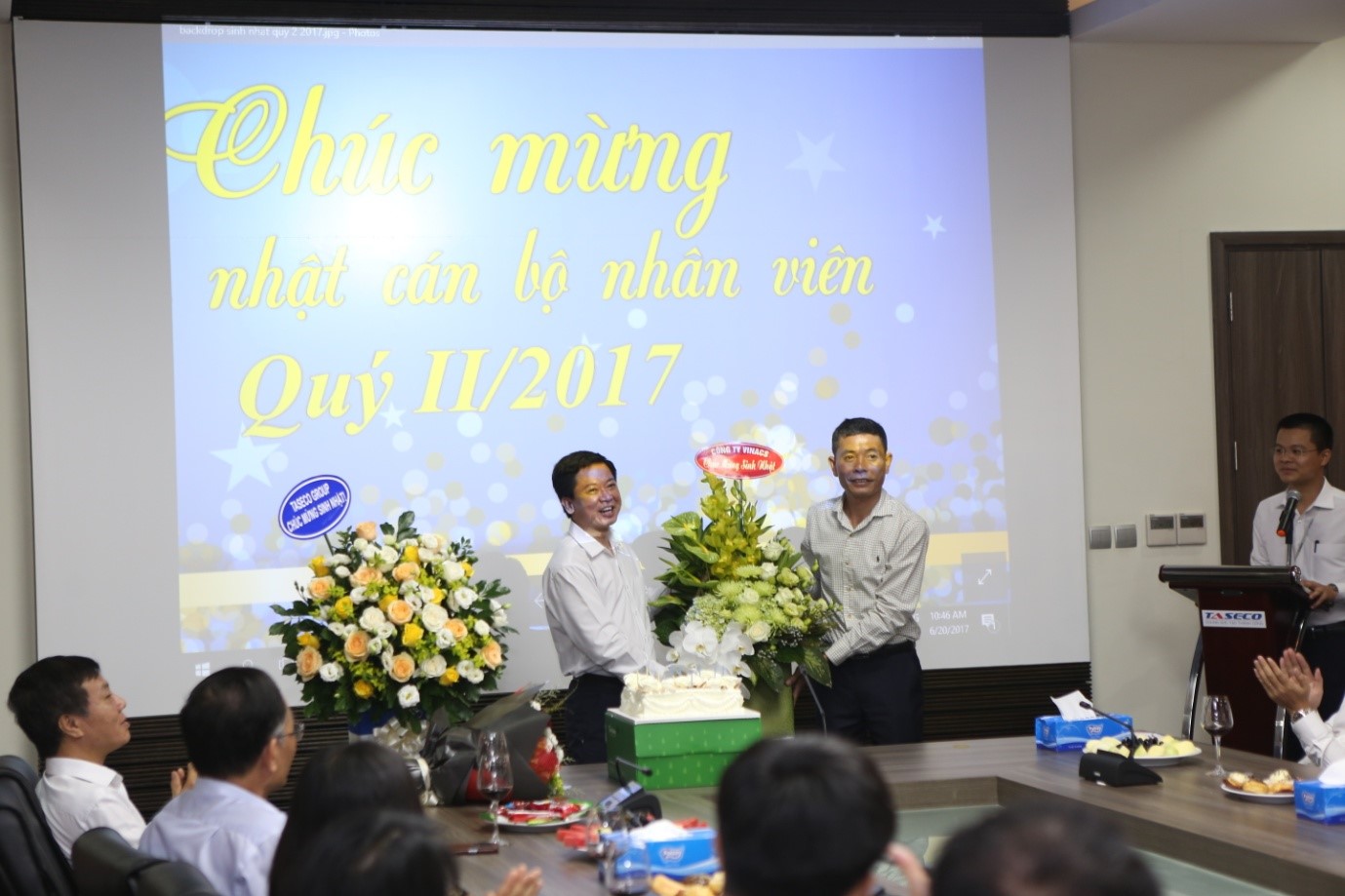 Ông Dương Tiến Nghĩa – TGĐ công ty VINACS - gửi lời chúc mừng cùng lẵng hoa tươi thắm đến Đại diện công ty Taseco