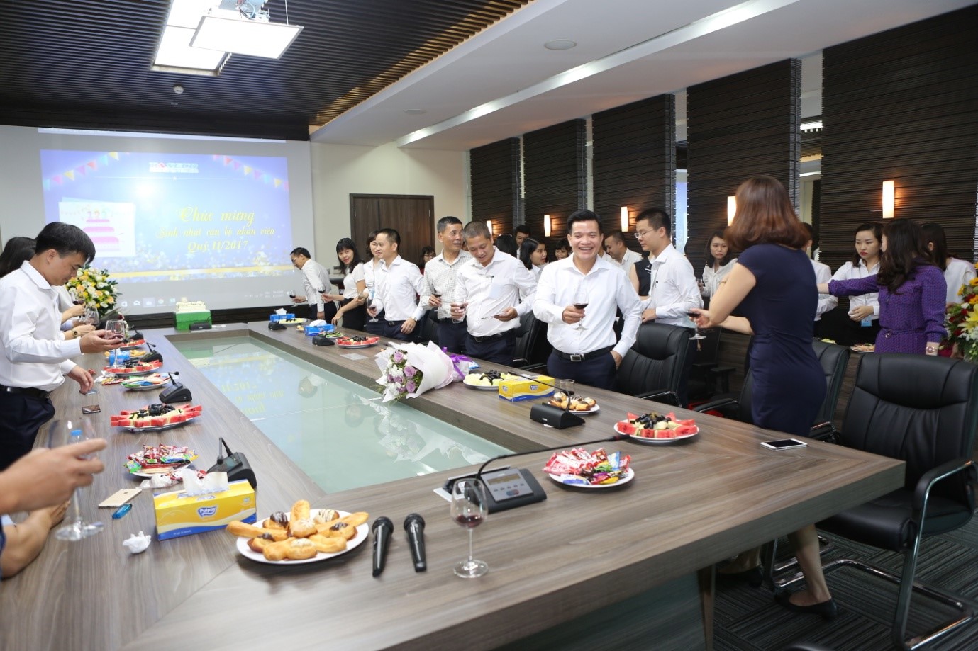 Ban lãnh đạo cùng các CBNV nâng ly chúc mừng buổi lễ diễn ra đầm ấm và phấn khởi