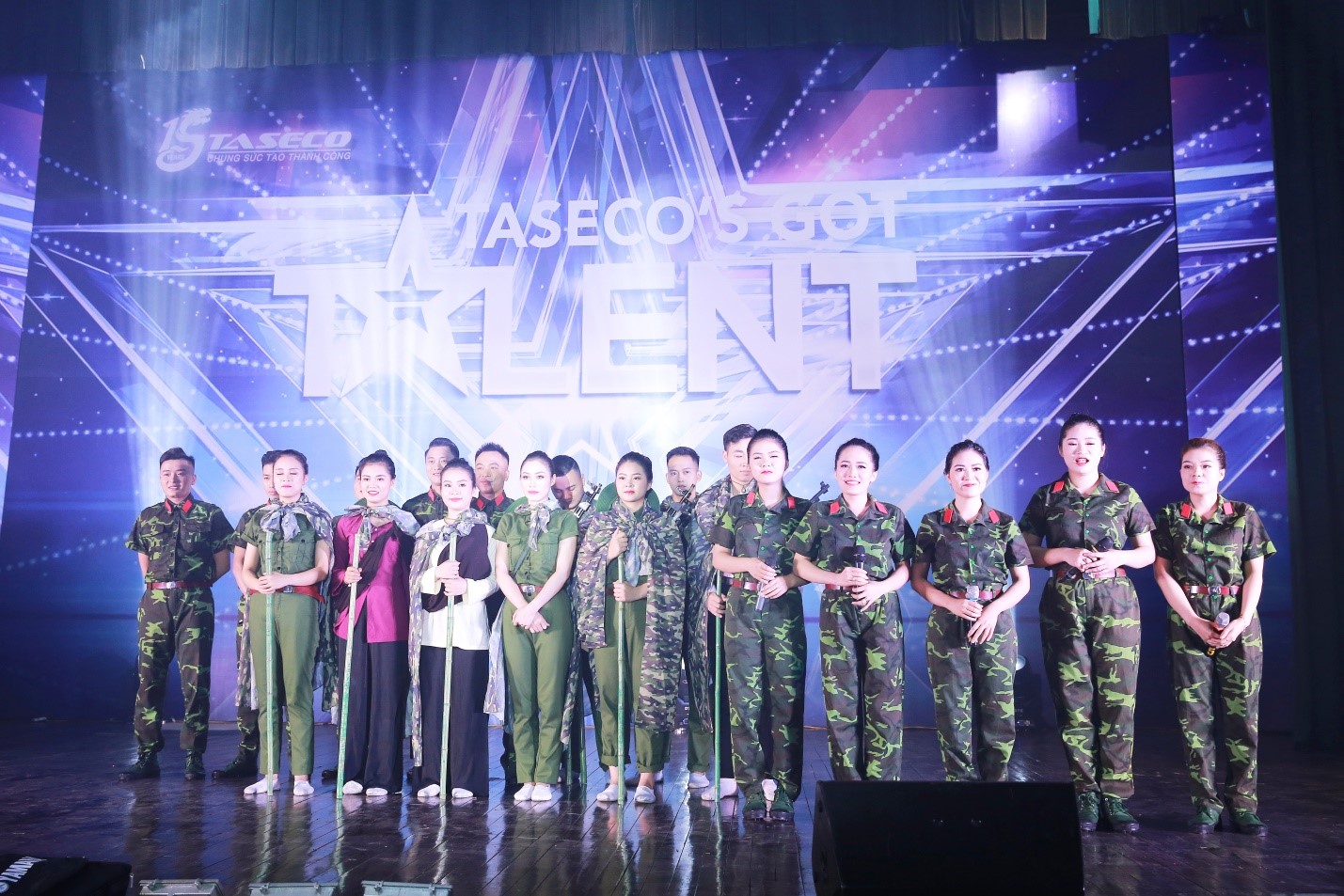 Mashup Mãi mãi tuổi 20 & Bác đang cùng chúng cháu hành quân của Taseco Airs