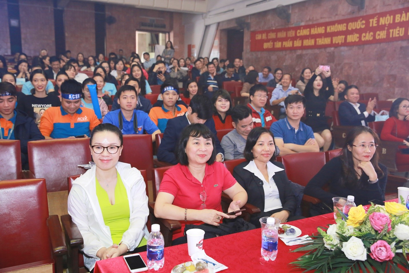 Đông đảo khán giả tham dự chăm chú theo dõi và cổ vũ nhiệt tình cho các tiết mục
