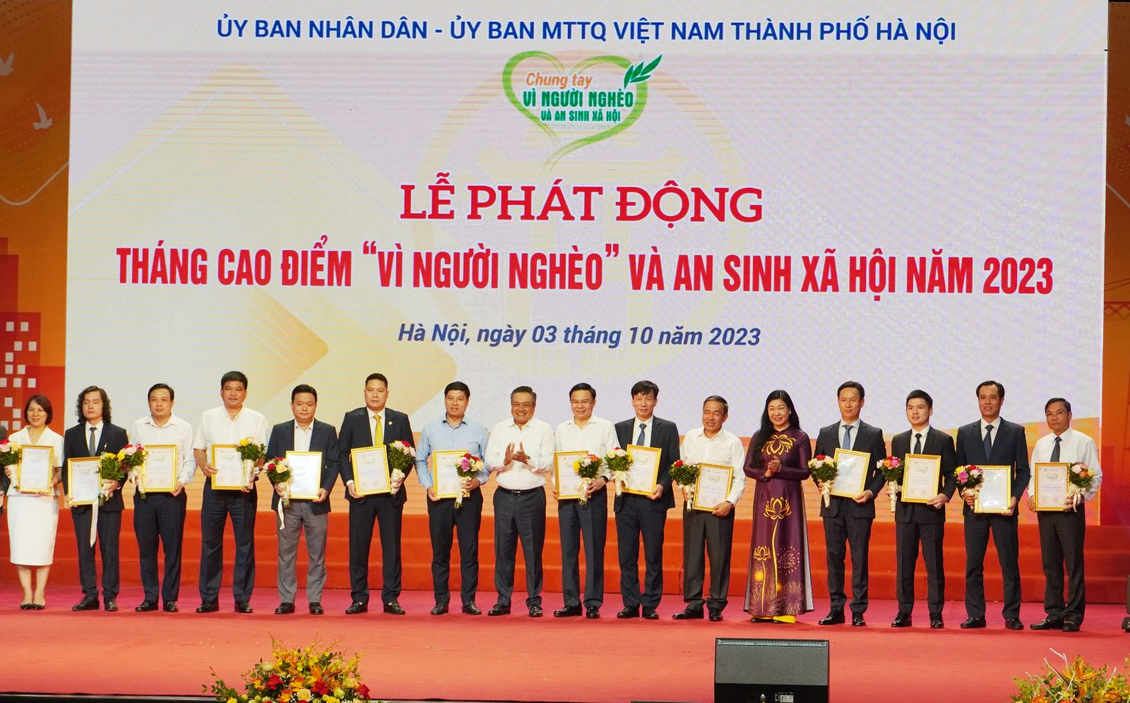 Chủ tịch UBND TP, Hà Nội Trần Sỹ Thanh và Chủ tịch Ủy ban MTTQ Việt Nam TP. Hà Nội Nguyễn Lan Hương tiếp nhận sự ủng hộ và trao tặng Thư cảm ơn ghi nhận sự ủng hộ của các đơn vị.
