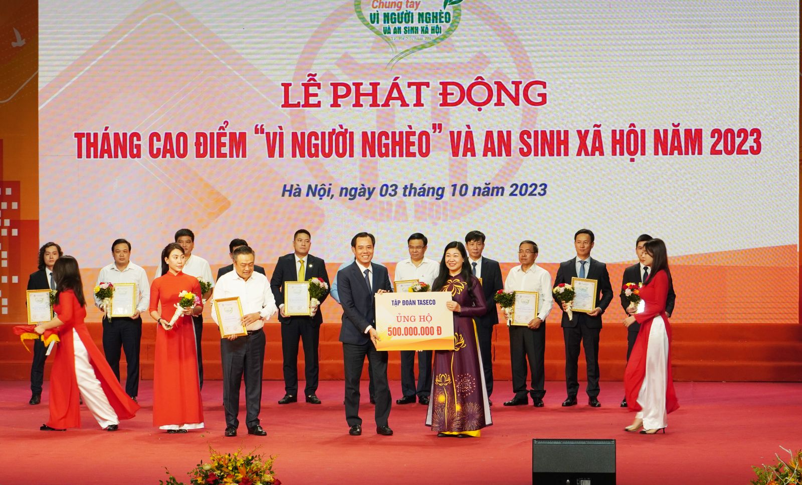 Ông Khuất Trung Thắng - Phó TGĐ Công ty Cổ phần Đầu tư Bất động sản Taseco đã đại diện Tập đoàn Taseco trao tặng tiền ủng hộ Quỹ