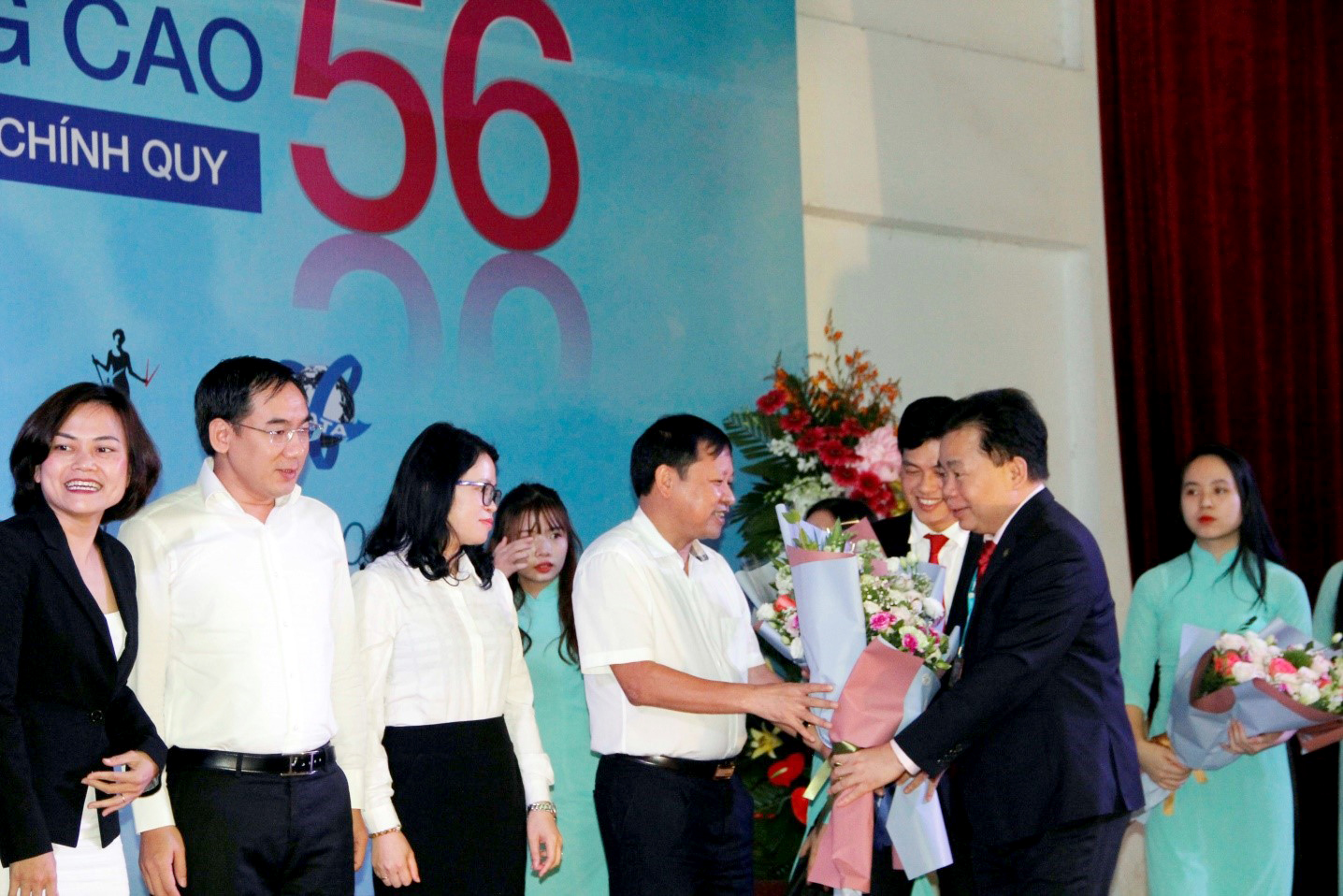 Ông Nguyễn Minh Hải – TGĐ Công ty Taseco (Thứ 2 từ trái sang) nhận hoa tri ân của Giám đốc Học Viện