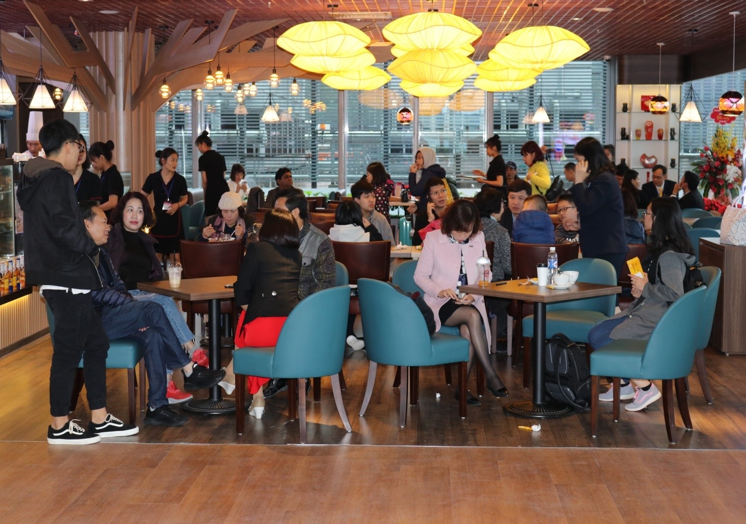 Khách hàng sử dụng dịch vụ tại quầy Lucky Café & Fast food