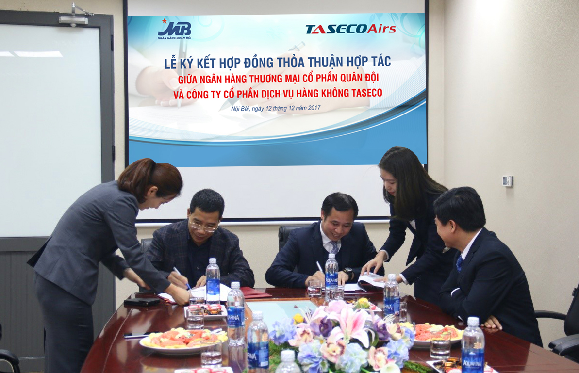 Đại diện Taseco Airs và Ngân hàng MB tiến hành ký kết thỏa thuận hợp tác