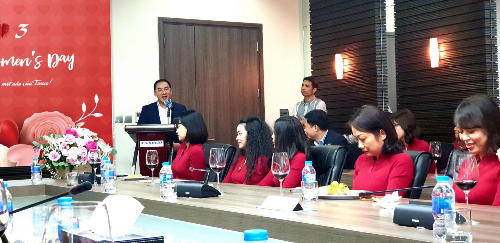 Ông Nguyễn Minh Hải - Tổng Giám đốc Công ty Taseco – đại diện cho Ban lãnh đạo công ty gửi đến toàn thể nữ CBNV công ty lời chúc mừng nhân ngày 8.3