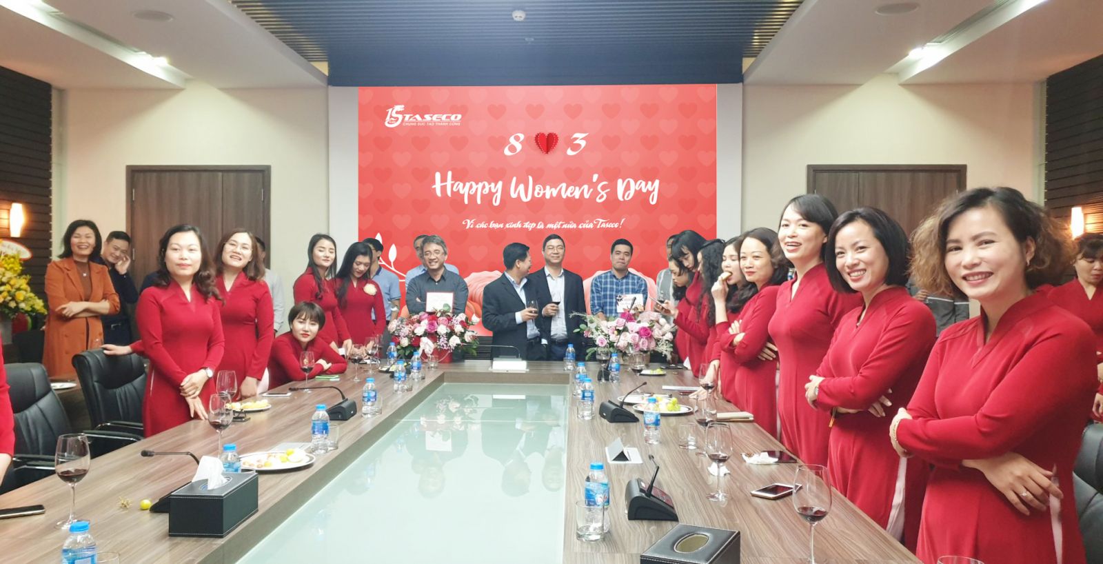Những tiếng cười ròn giã ngập tràn khán phòng của buổi lễ