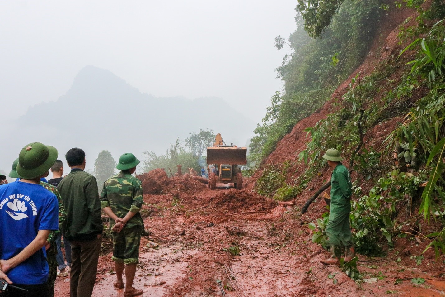 Sau gần 2 tiếng đồng hồ, đường đã được thông suốt trở lại nhờ sự cứu hộ của các chiến sĩ công binh