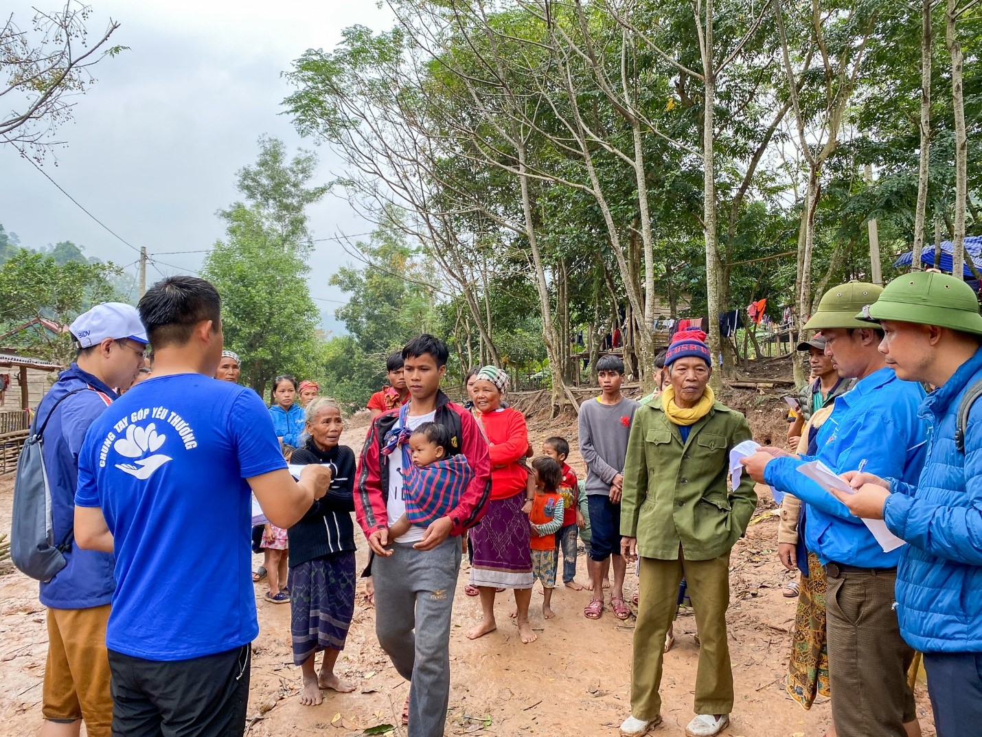 Các thành viên trong đoàn gửi quà đến từng người đại diện các hộ gia đình tại bản Nôông