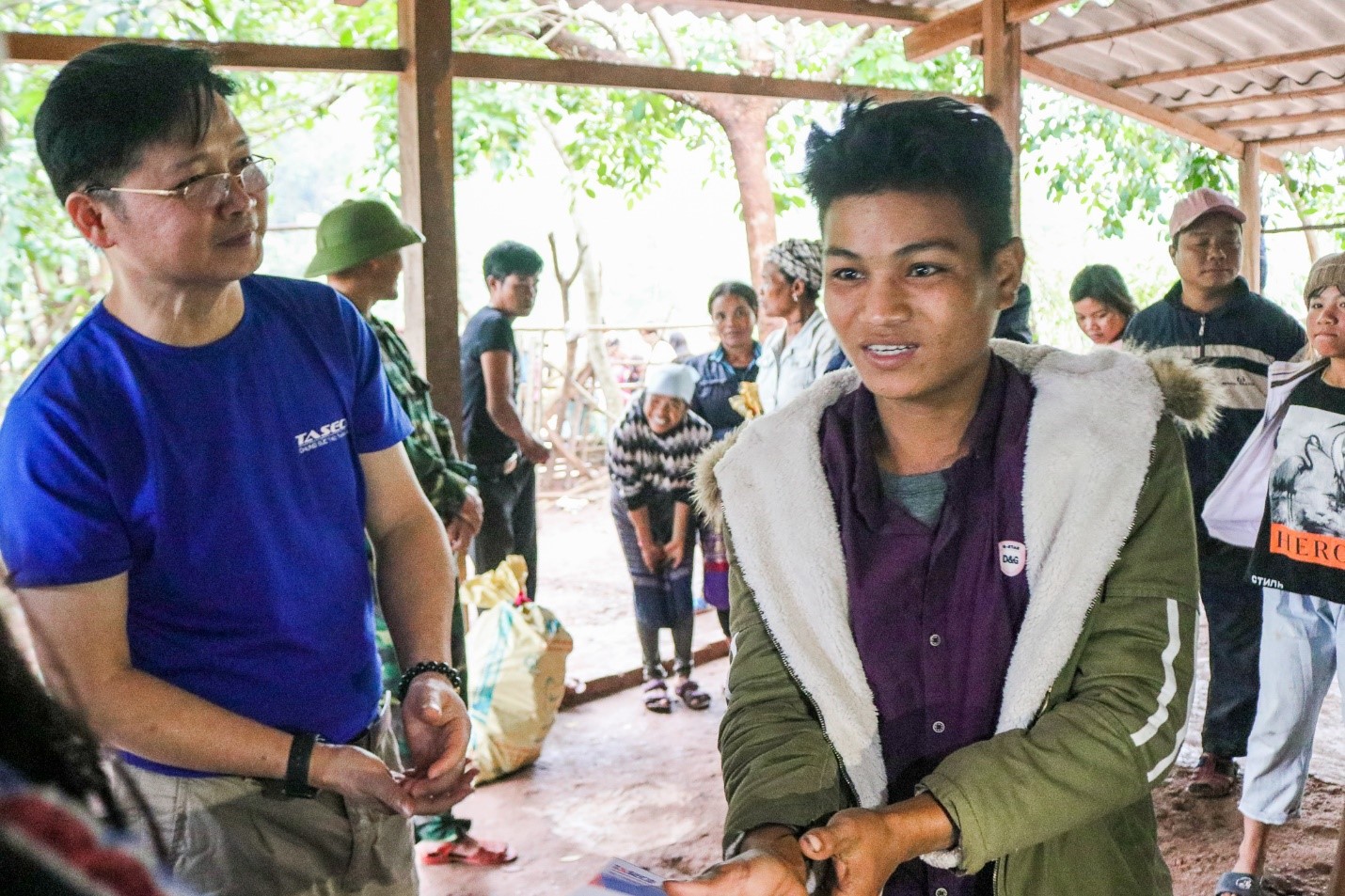 Thăm hỏi người dân sau những thiệt hại do mưa lũ gây ra, Anh Nguyễn Quang Huy – Chủ tịch Công đoàn Taseco (ngoài cùng bên trái) – trưởng đoàn nhóm II đã trực tiếp trao tặng tiền hỗ trợ tới đại diện các hộ gia đình.