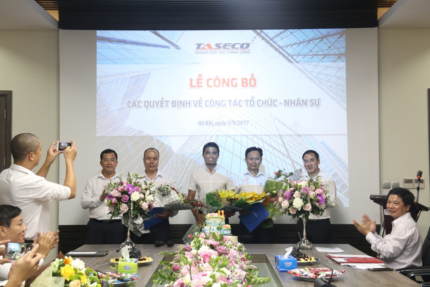 Đại diện BLĐ công ty tặng hoa các cán bộ được bổ nhiệm chức vụ mới