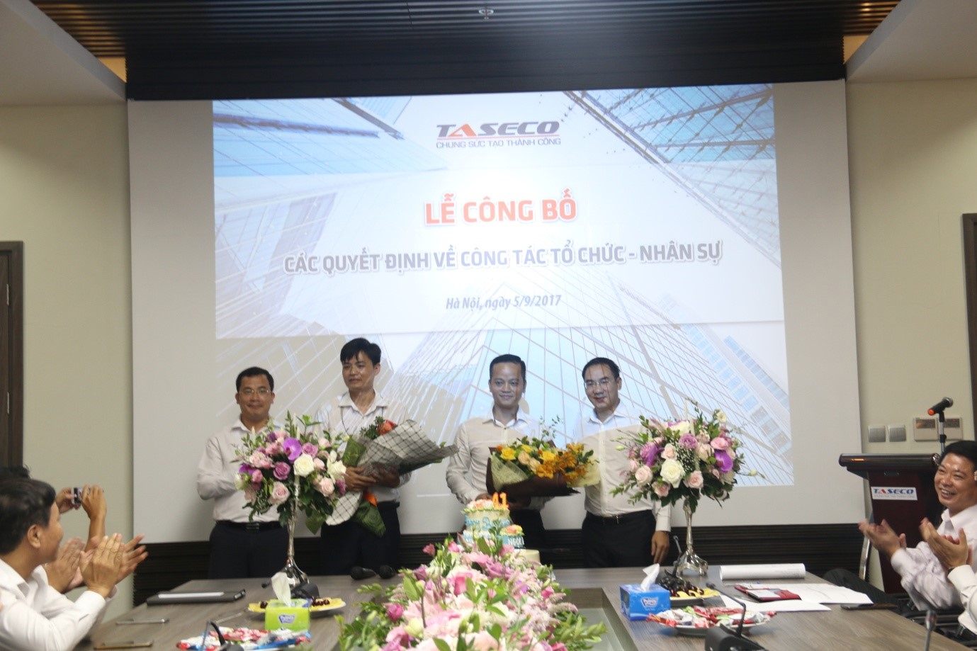 Đại diện ban lãnh đạo tặng hoa tri ân đến hai cán bộ được giao nhiệm vụ mới 