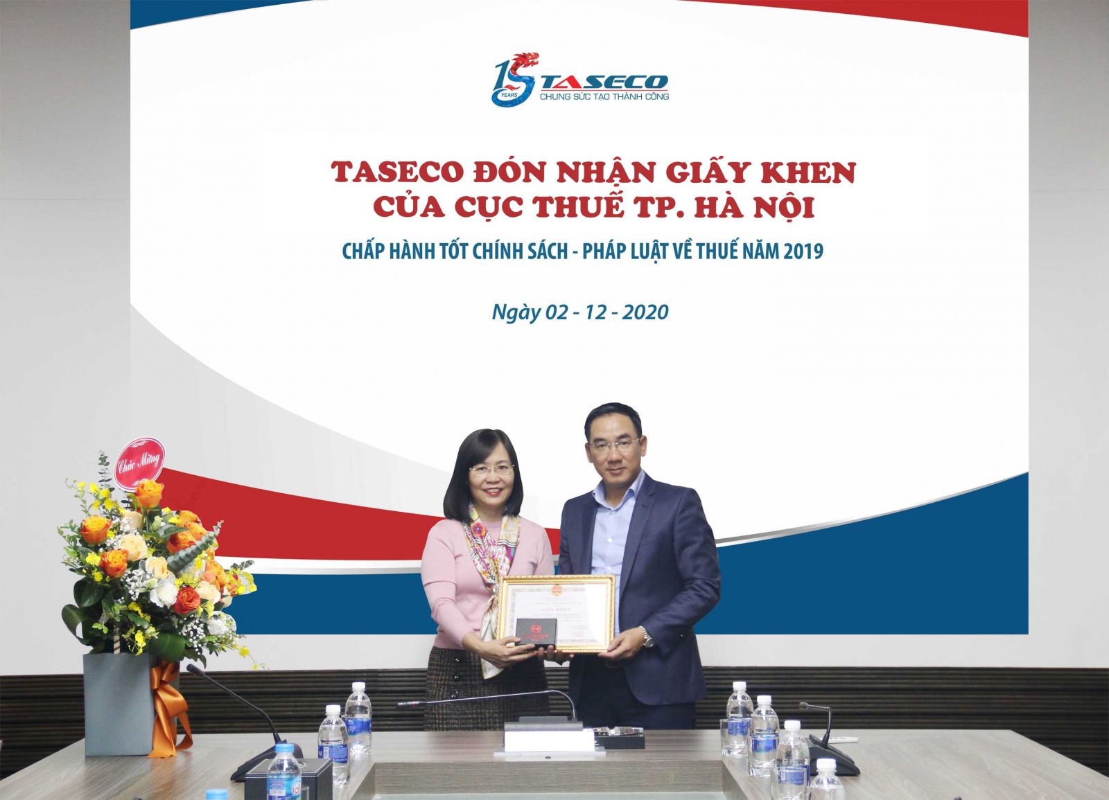 Đại diện Cục Thuế Hà Nội trao tặng Giấy khen và chúc mừng Ban lãnh đạo Công ty Taseco
